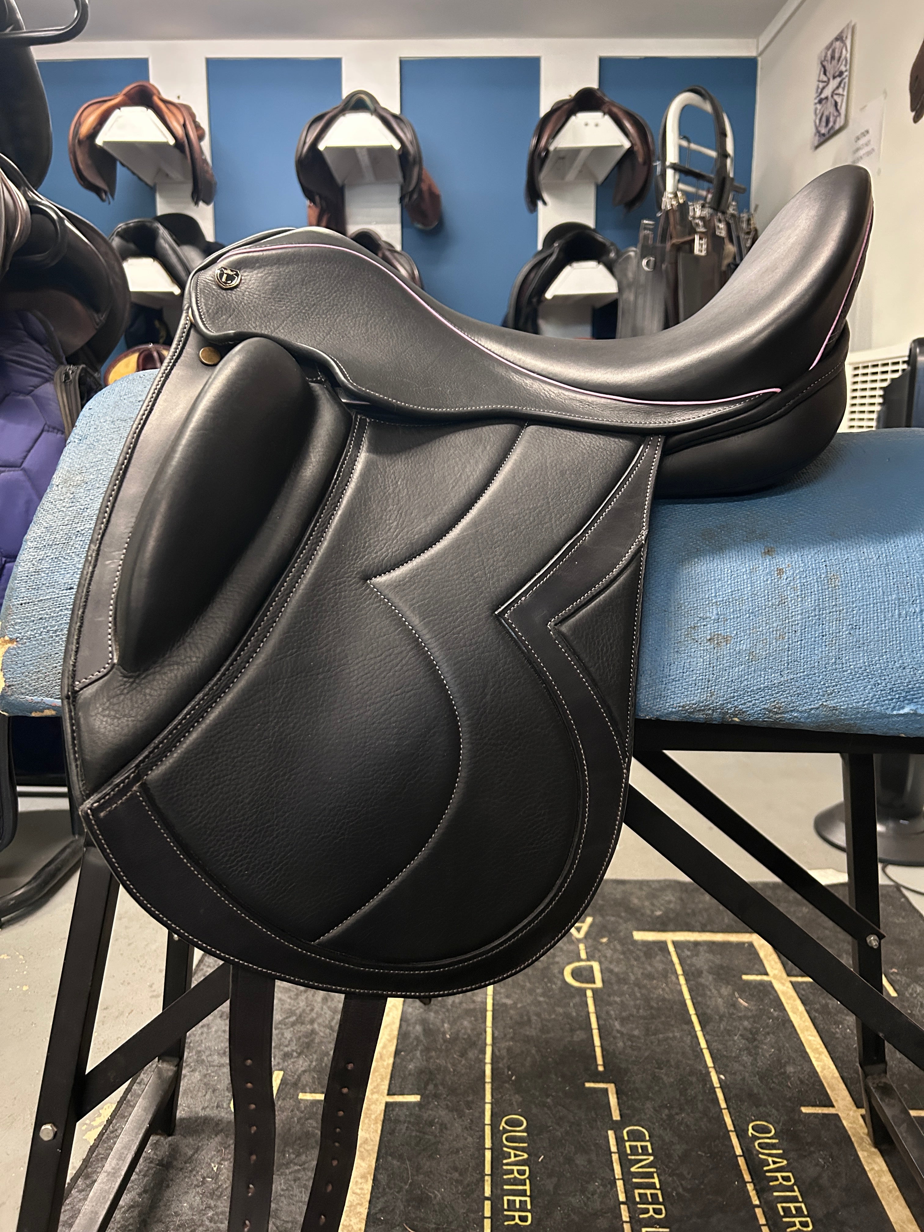 18" Lovas Legato Dressage Saddle-Saddle-Consignment-Evolution Equestrian Co.