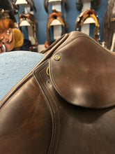 Load image into Gallery viewer, 17&quot; Frank Baines Passad English Saddle
