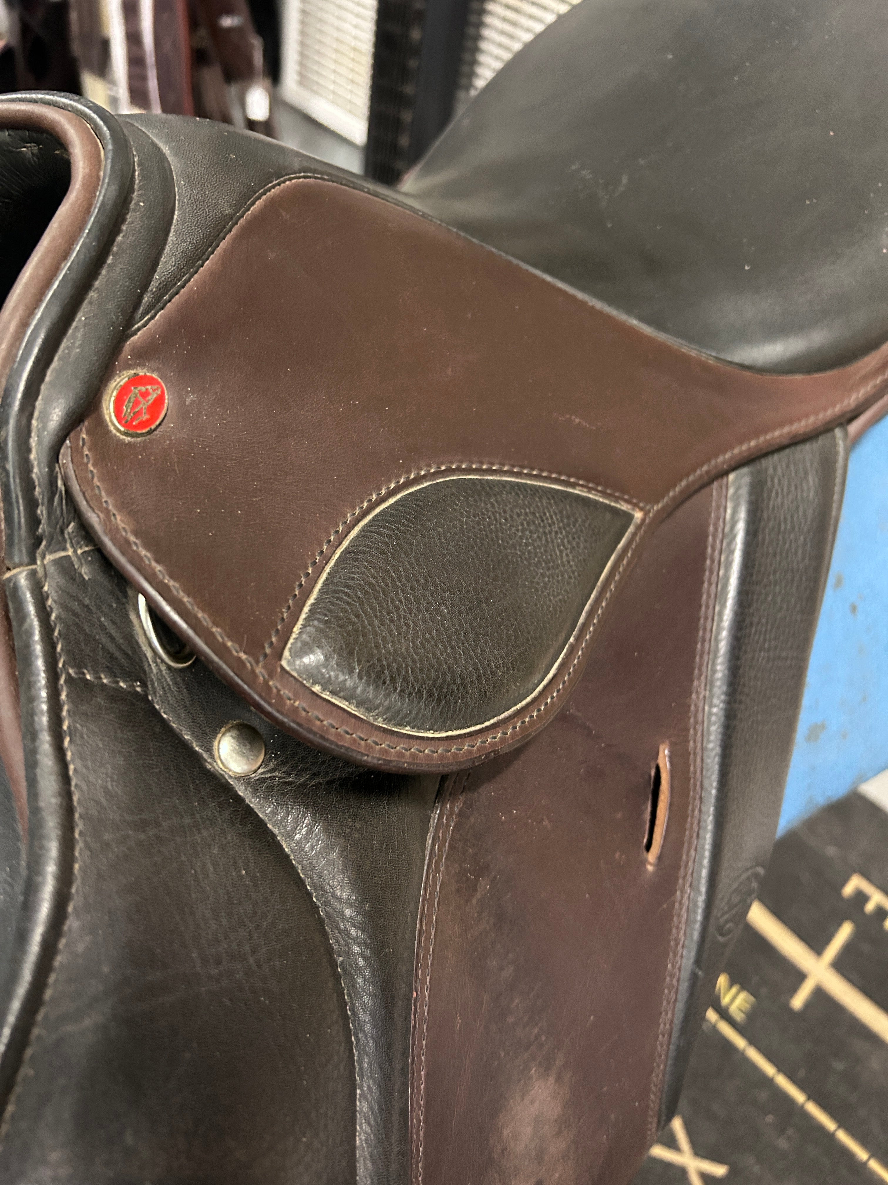 17.5" Courbette Vision Close Contact Saddle-Saddle-Consignment-Evolution Equestrian Co.