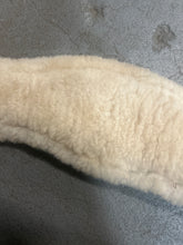 Load image into Gallery viewer, Santa Cruz Anatomic Girth with Removable Sheepskin 50&quot;
