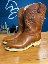 Load image into Gallery viewer, Canadian Made Tan Cowboy Boots 6.5
