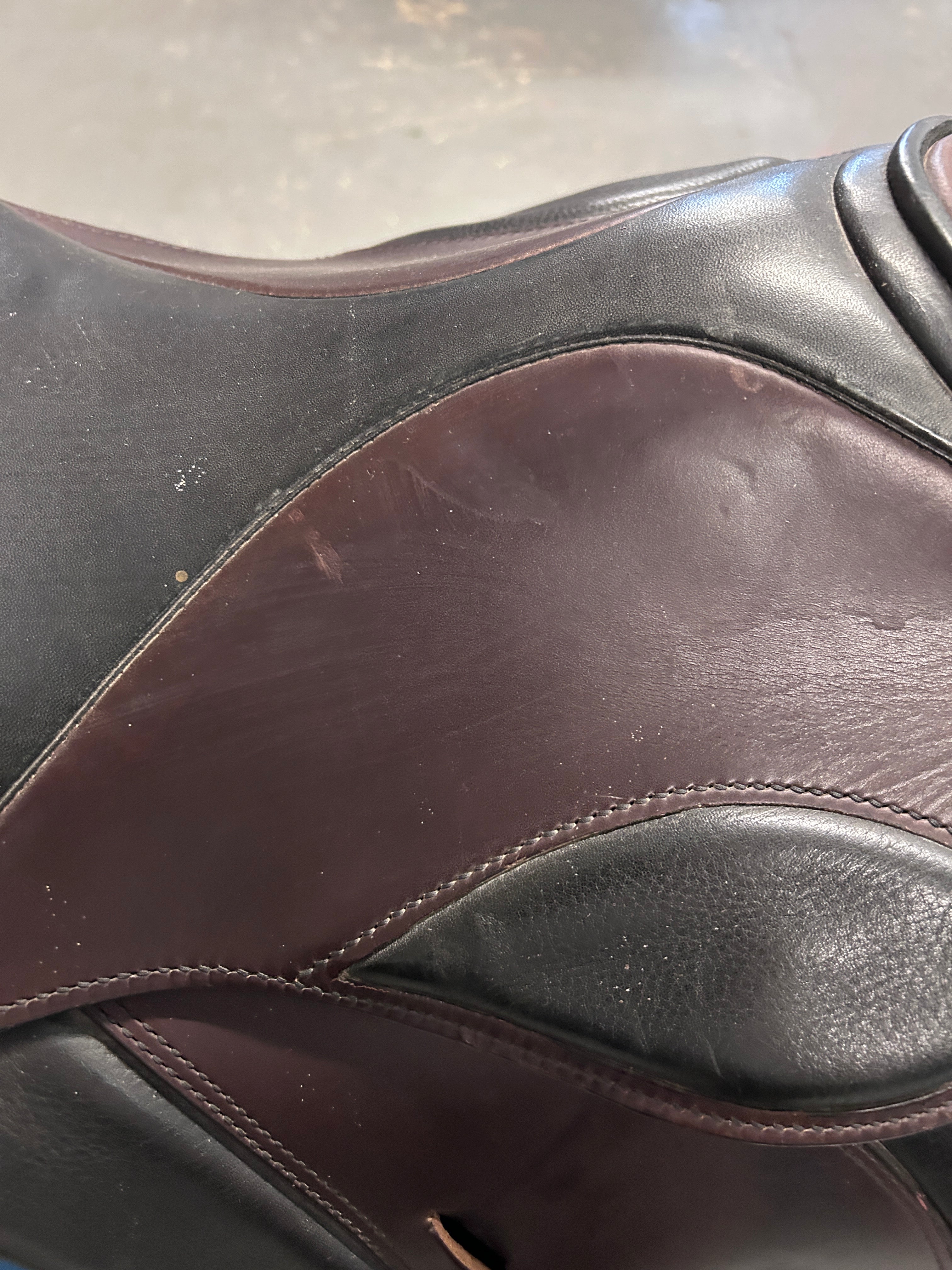 17.5" Courbette Vision Close Contact Saddle-Saddle-Consignment-Evolution Equestrian Co.