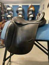 Load image into Gallery viewer, 17&quot; Lovatt &amp; Ricketts Dressage Saddle
