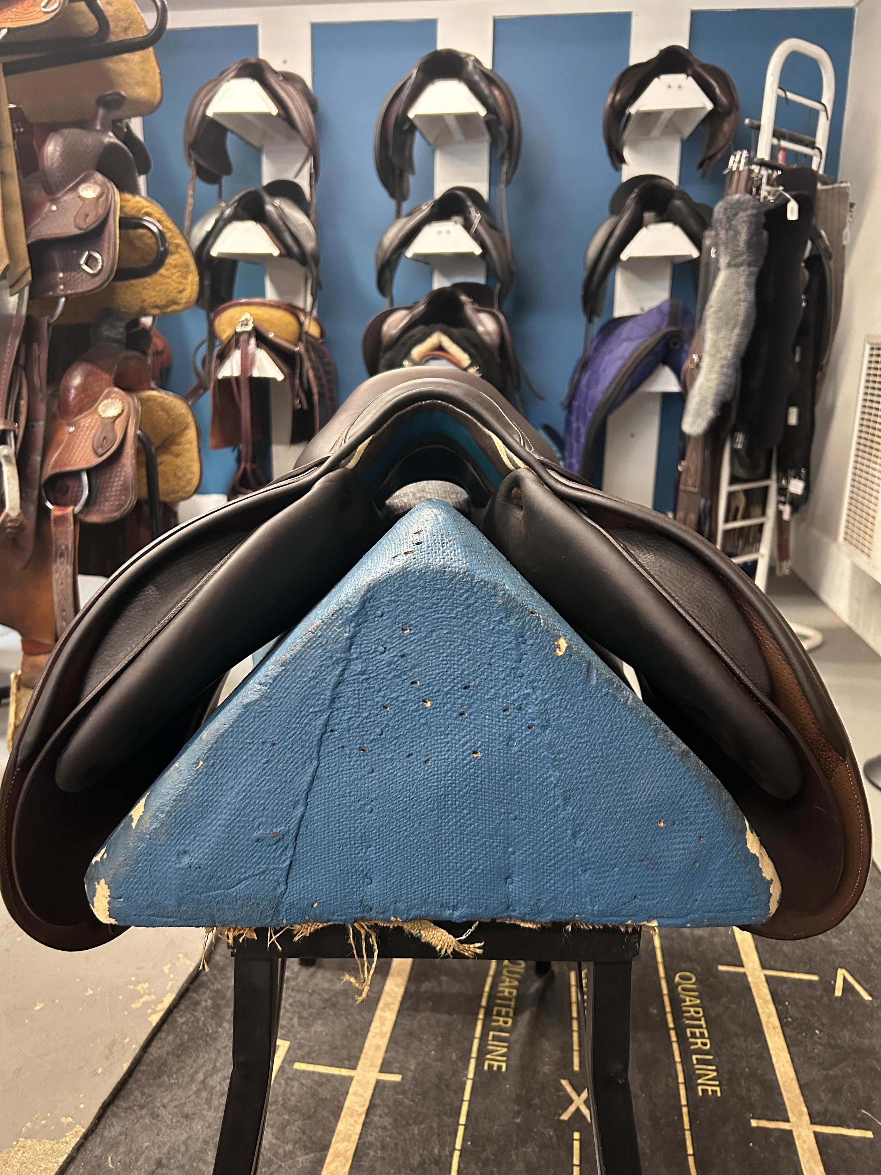 17.5" Voltaire Stuttgart 3A Close Contact Saddle