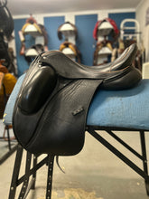 Load image into Gallery viewer, 17.5&quot; Custom Saddlery Wolfgang Gemini R Dressage Saddle
