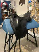 Load image into Gallery viewer, 17.5&quot; Custom Saddlery Wolfgang Gemini R Dressage Saddle
