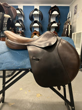 Load image into Gallery viewer, 17&quot; Frank Baines Passad English Saddle
