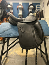 Load image into Gallery viewer, 16.5&quot; Val du Bois Versailles Dressage Saddle
