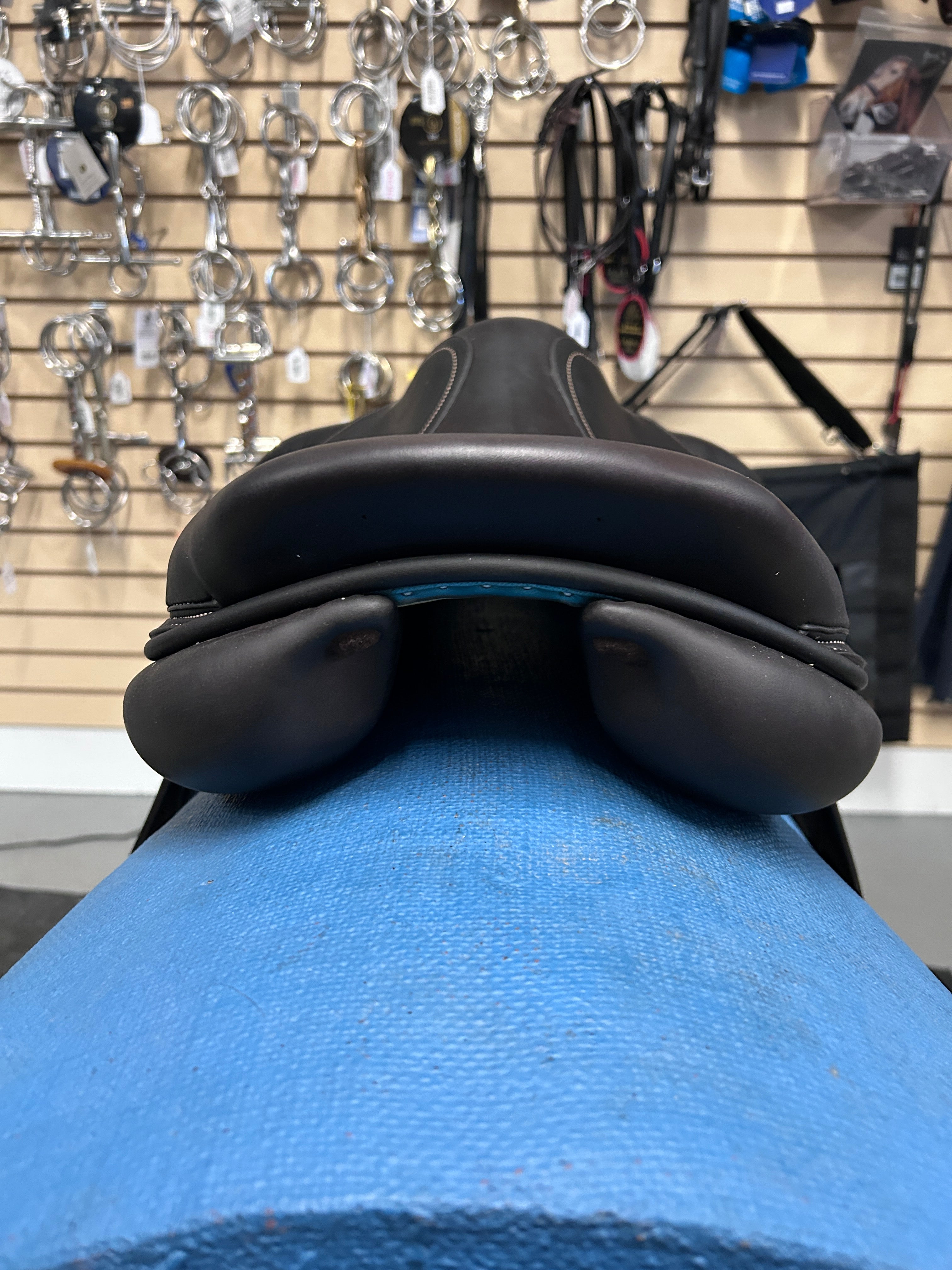 17" Voltaire Palm Beach 3AAA Close Contact Saddle