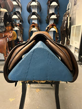 Load image into Gallery viewer, 17&quot; Frank Baines Passad English Saddle
