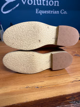 Load image into Gallery viewer, Canadian Made Tan Cowboy Boots 6.5
