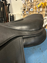 Load image into Gallery viewer, 17.5&quot; Stubben Virginia Close Contact Saddle
