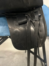Load image into Gallery viewer, 17.5” Albion Legend Dressage Saddle
