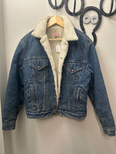 Load image into Gallery viewer, Levi Jean Sherpa Lined Jacket 40R
