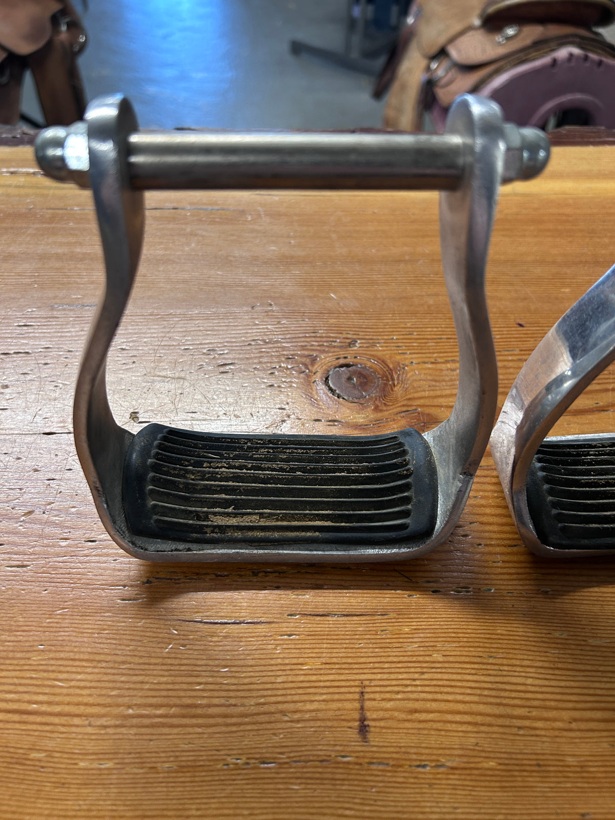 Aluminum Western Stirrups with Rubber Tread