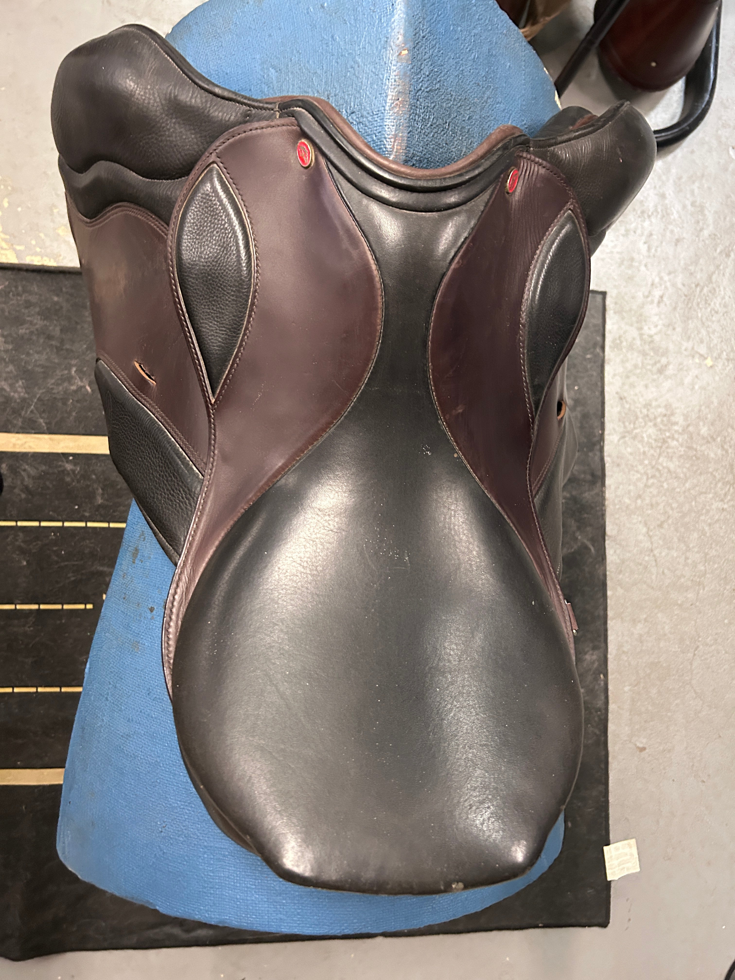 17.5" Courbette Vision Close Contact Saddle-Saddle-Consignment-Evolution Equestrian Co.