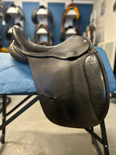 Load image into Gallery viewer, 17&quot; Lovatt &amp; Ricketts Dressage Saddle
