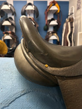 Load image into Gallery viewer, 17&quot; Lovatt &amp; Ricketts Dressage Saddle
