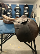 Load image into Gallery viewer, 17&quot; Frank Baines Passad English Saddle
