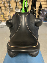 Load image into Gallery viewer, 17.5&quot; Custom Saddlery Wolfgang Gemini R Dressage Saddle
