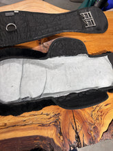 Load image into Gallery viewer, Waldhausen Lambskin Girth 30&quot;
