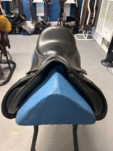 Load image into Gallery viewer, 17&quot; Lovatt &amp; Ricketts Dressage Saddle
