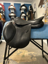 Load image into Gallery viewer, 17.5&quot; Stubben Virginia Close Contact Saddle
