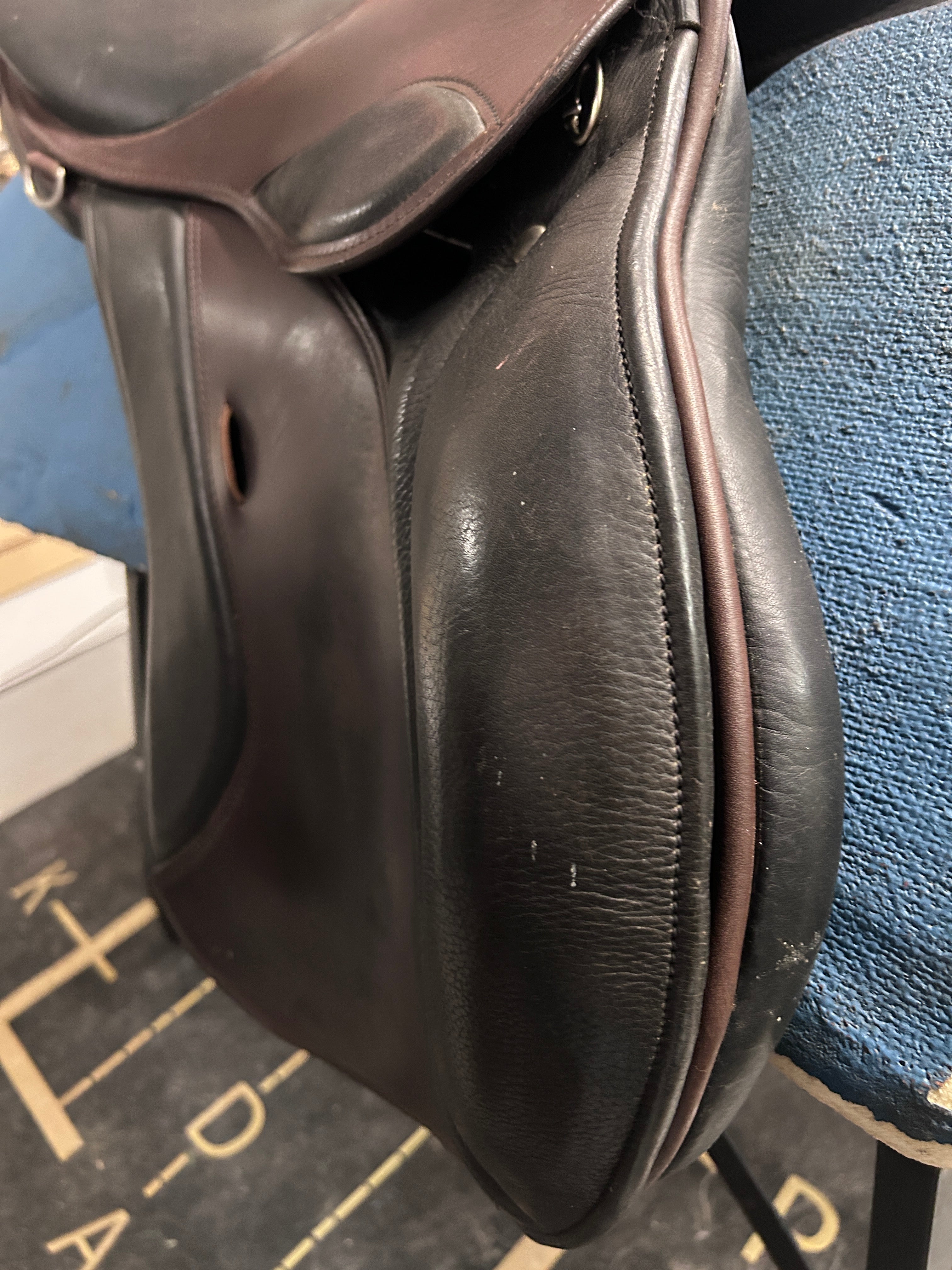 17.5" Courbette Vision Close Contact Saddle-Saddle-Consignment-Evolution Equestrian Co.