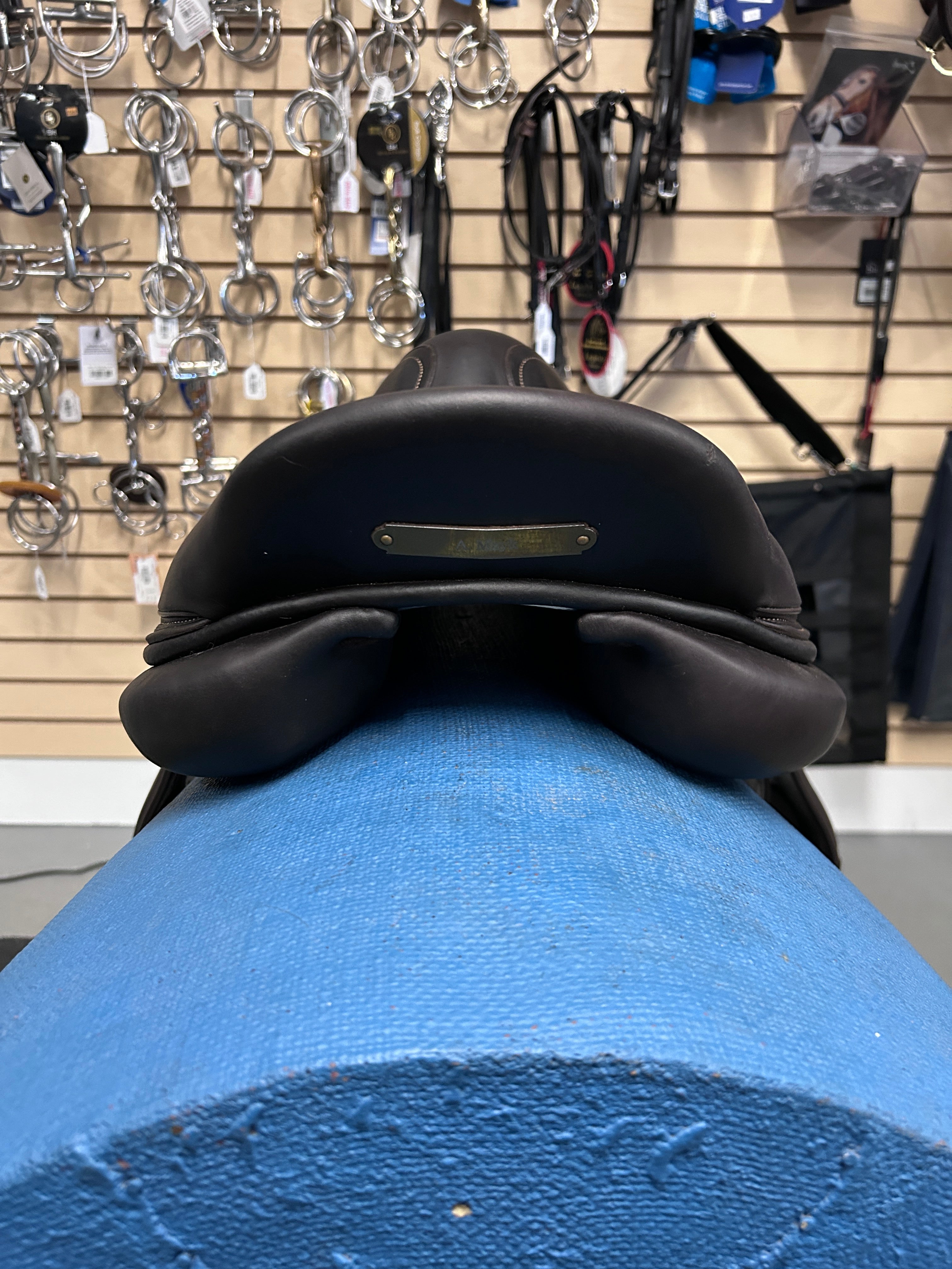 17.5" Voltaire Stuttgart 3A Close Contact Saddle