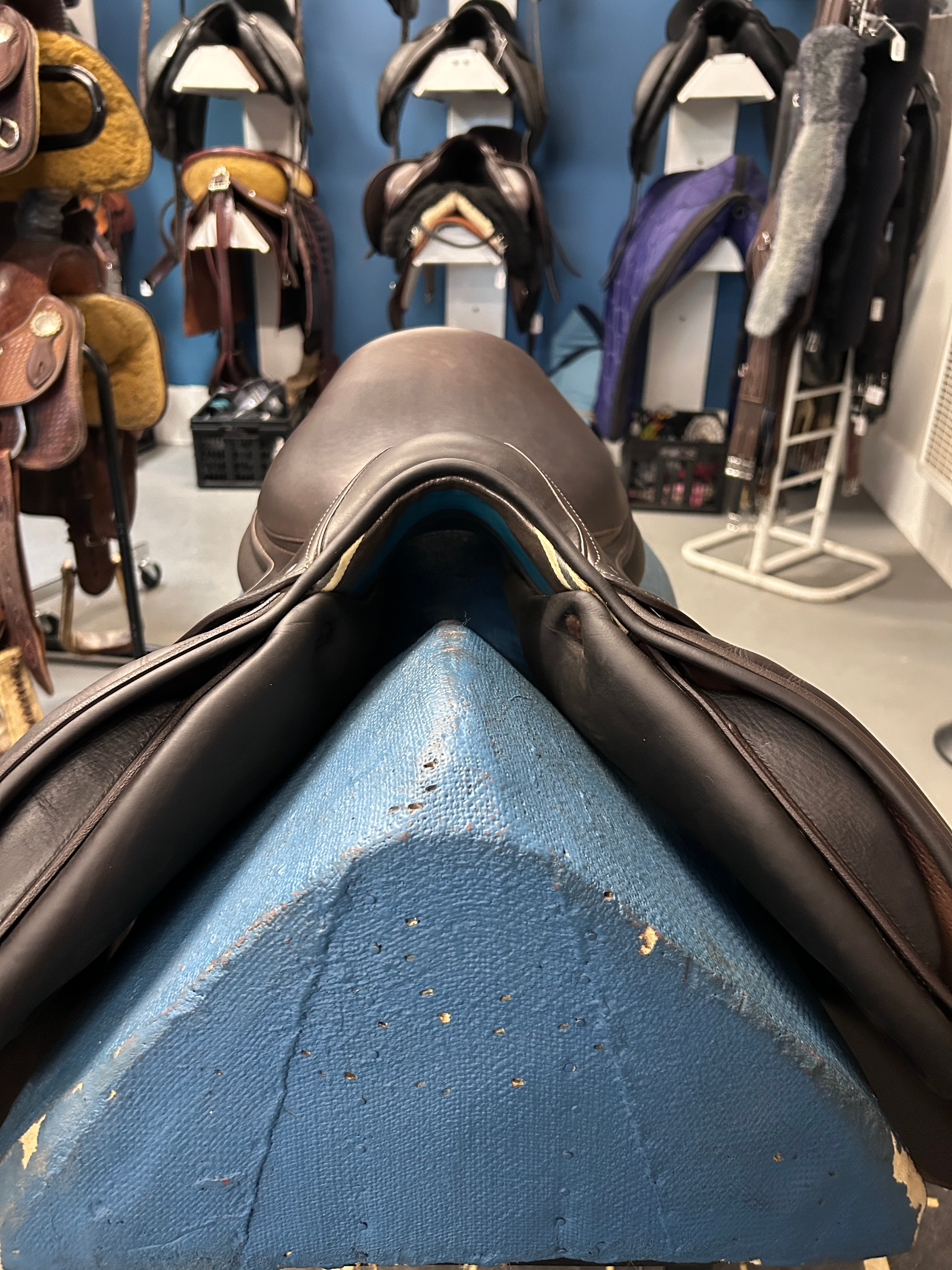 17.5" Voltaire Stuttgart 3A Close Contact Saddle