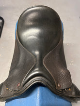 Load image into Gallery viewer, 17&quot; Lovatt &amp; Ricketts Dressage Saddle
