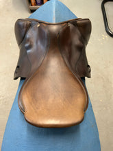 Load image into Gallery viewer, 17&quot; Frank Baines Passad English Saddle
