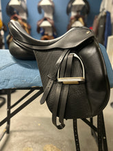 Load image into Gallery viewer, 18&quot; NSC Dressage Saddle
