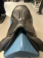 Load image into Gallery viewer, 17.5&quot; Stubben Virginia Close Contact Saddle
