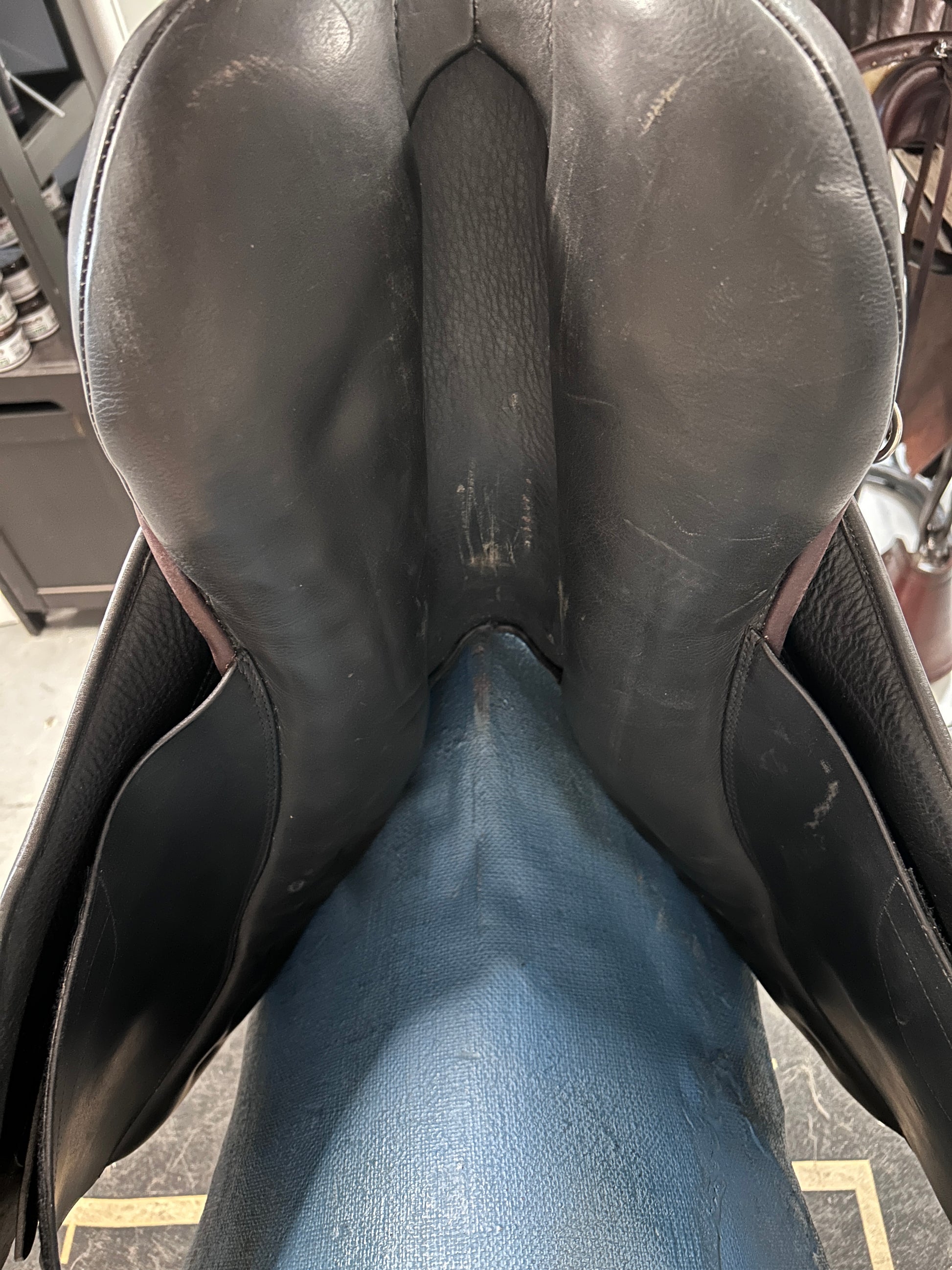 17.5" Courbette Vision Close Contact Saddle-Saddle-Consignment-Evolution Equestrian Co.