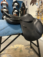 Load image into Gallery viewer, 17.5&quot; Stubben Virginia Close Contact Saddle
