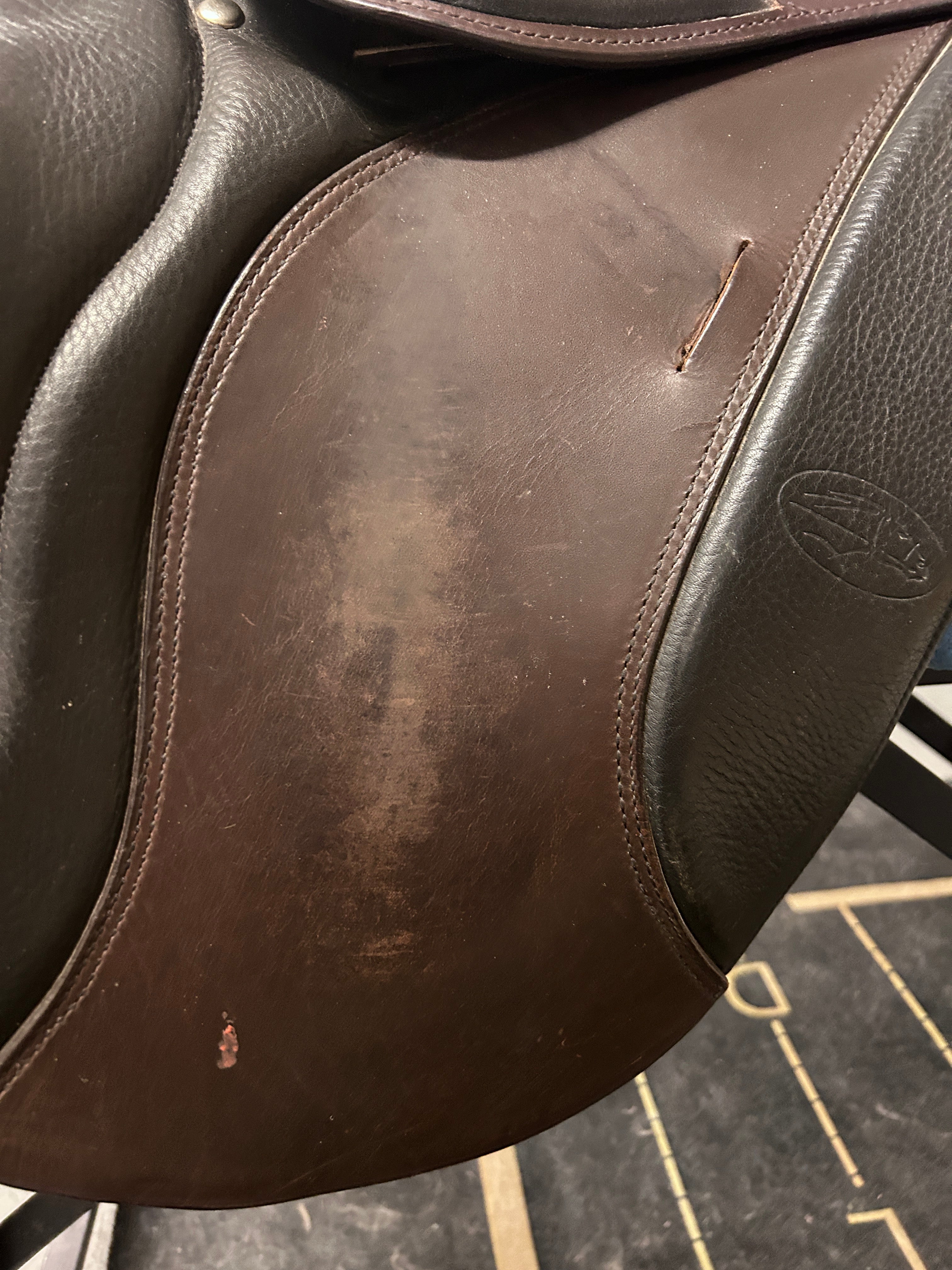 17.5" Courbette Vision Close Contact Saddle-Saddle-Consignment-Evolution Equestrian Co.