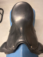 Load image into Gallery viewer, 18&quot; Forestier Illium Dressage Saddle
