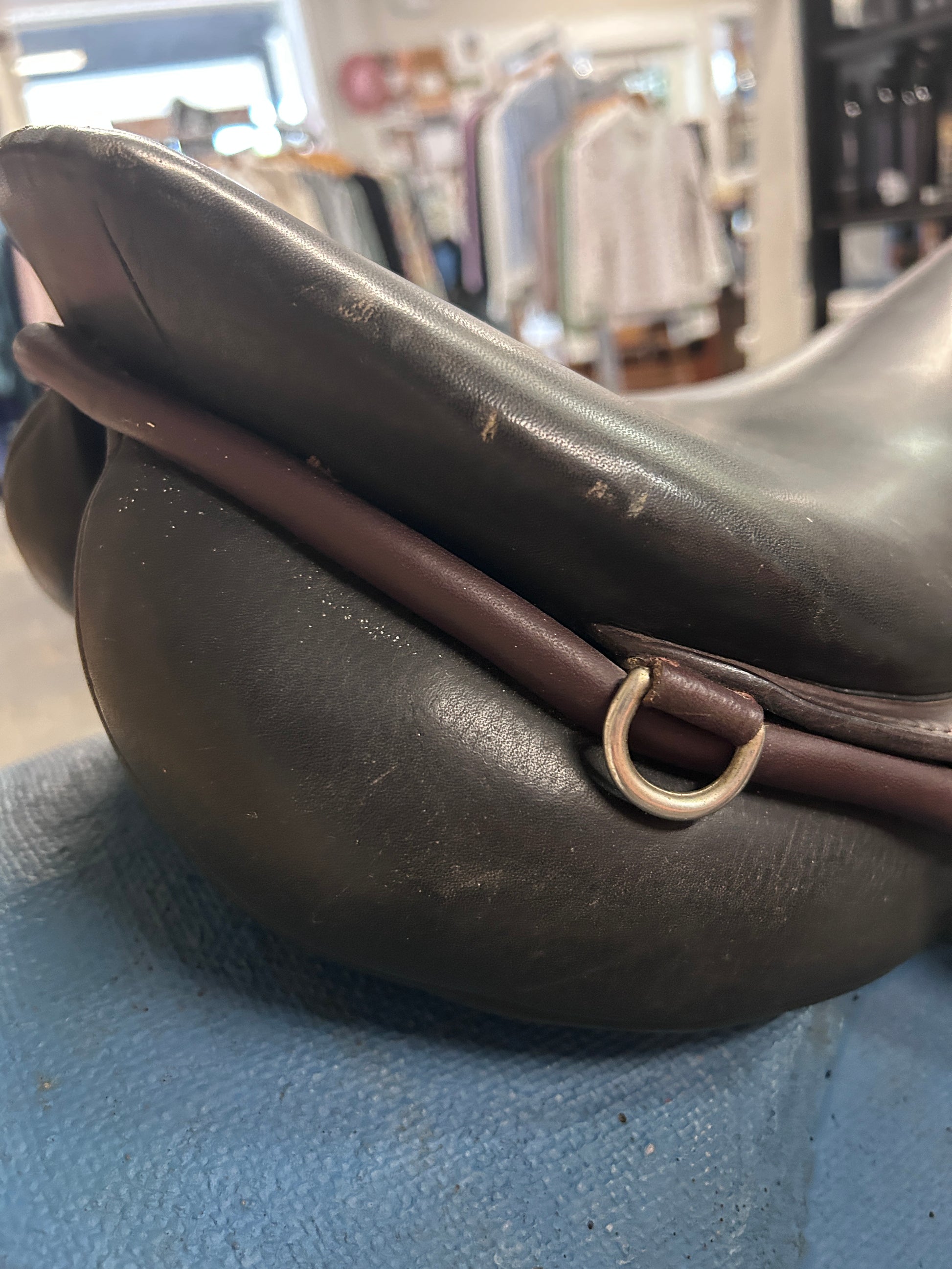 17.5" Courbette Vision Close Contact Saddle-Saddle-Consignment-Evolution Equestrian Co.
