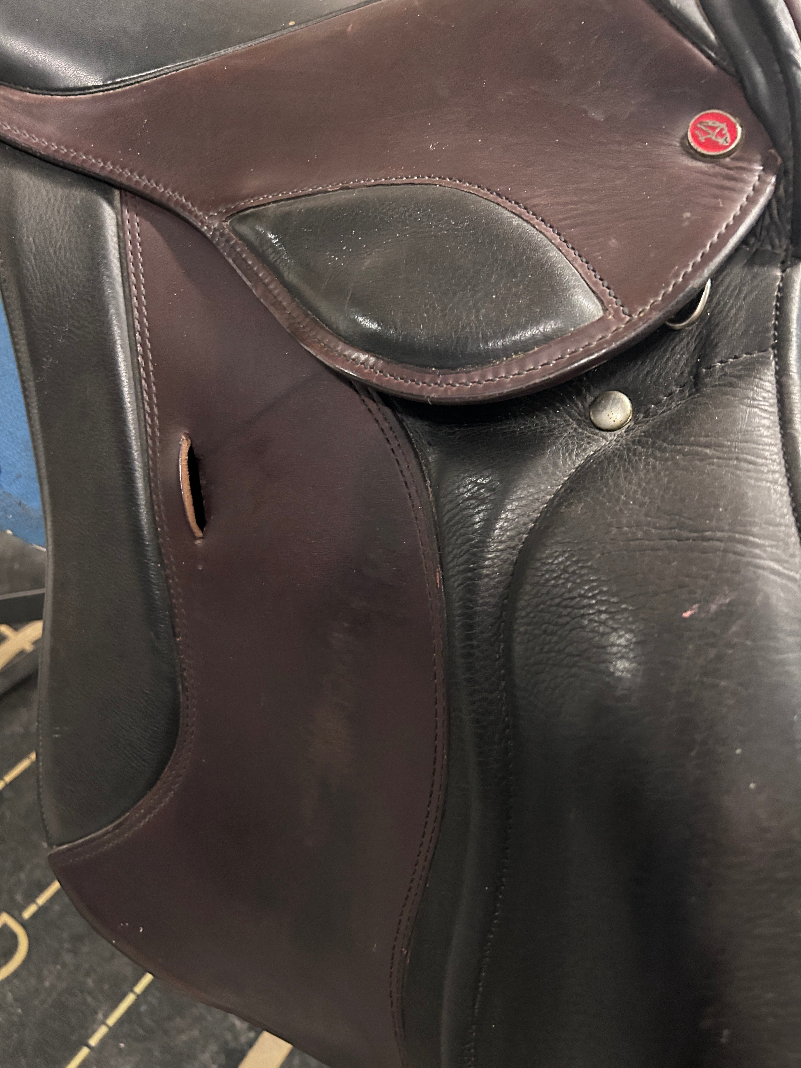 17.5" Courbette Vision Close Contact Saddle-Saddle-Consignment-Evolution Equestrian Co.