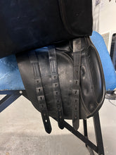 Load image into Gallery viewer, 17&quot; Lovatt &amp; Ricketts Dressage Saddle
