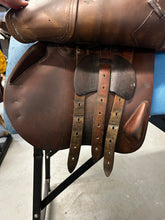 Load image into Gallery viewer, 17.5&quot; Devoucoux Biarritz Close Contact Saddle
