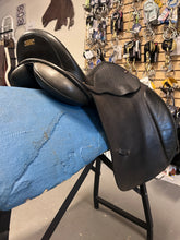 Load image into Gallery viewer, 17&quot; Lovatt &amp; Ricketts Dressage Saddle
