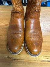 Load image into Gallery viewer, Canadian Made Tan Cowboy Boots 6.5
