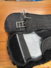Load image into Gallery viewer, Waldhausen Lambskin Girth 30&quot;
