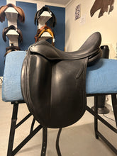 Load image into Gallery viewer, 17.5&quot; Childeric DGP PEA Dressage Saddle
