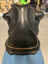 Load image into Gallery viewer, 17.5&quot; Custom Saddlery Wolfgang Gemini R Dressage Saddle
