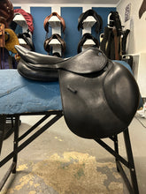 Load image into Gallery viewer, 17.5&quot; Stubben Virginia Close Contact Saddle

