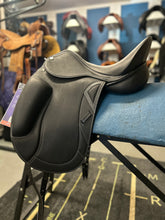 Load image into Gallery viewer, 17&quot; Colligate Integrity Monoflap Dressage Saddle
