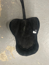 Load image into Gallery viewer, LeMieux Simuwool Seat Saver-English Accessories-Consignment-Evolution Equestrian Co.
